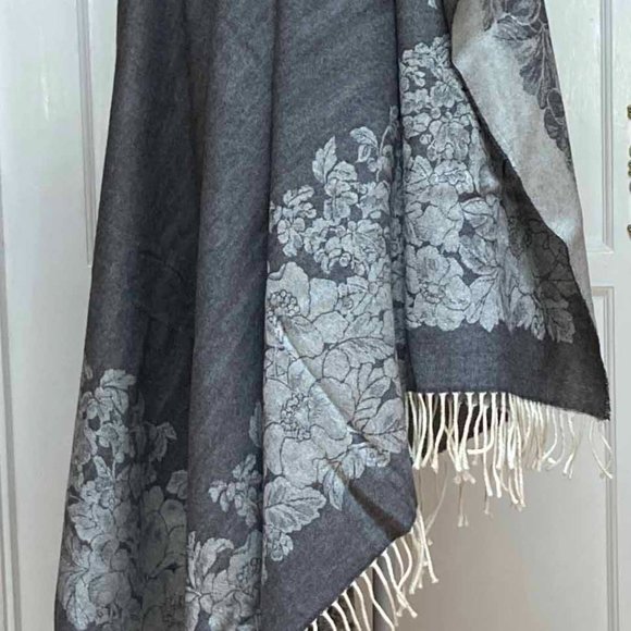 Guarisco 100% Wool Gray Shawl/Wrap/ Throw +Natural Shawl/Throw. Never Worn Italy - Picture 2 of 8